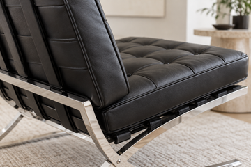 Détail du revêtement et des coutures d’un fauteuil Barcelona